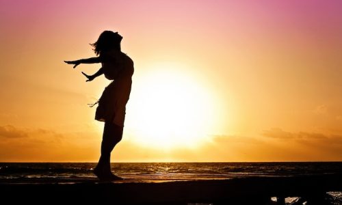 PequenaConsideraçãoFelicidade-woman-570883_1920