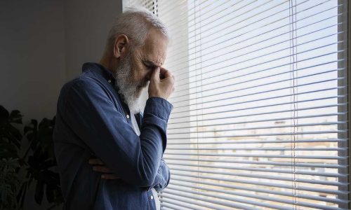 Solidão 3 idade triste-homem-mais-velho-em-casa